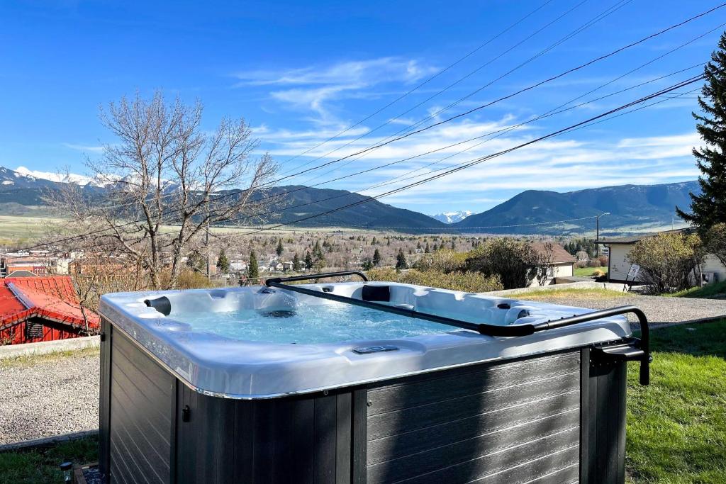 Yellowstone Country Family Home with View and Hot Tub