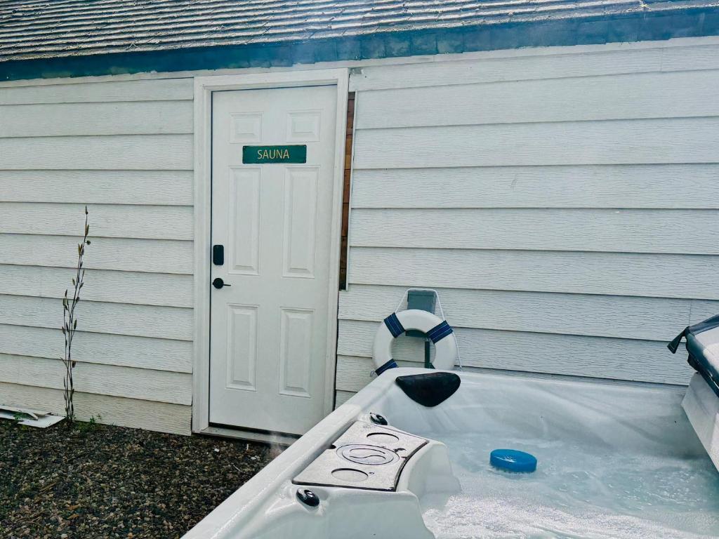 Hot Tub (Jacuzzi) - Photo 2