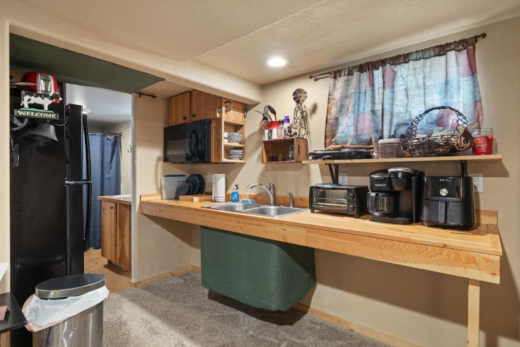 Bo's Old West Den with Off Street Parking - Image 4