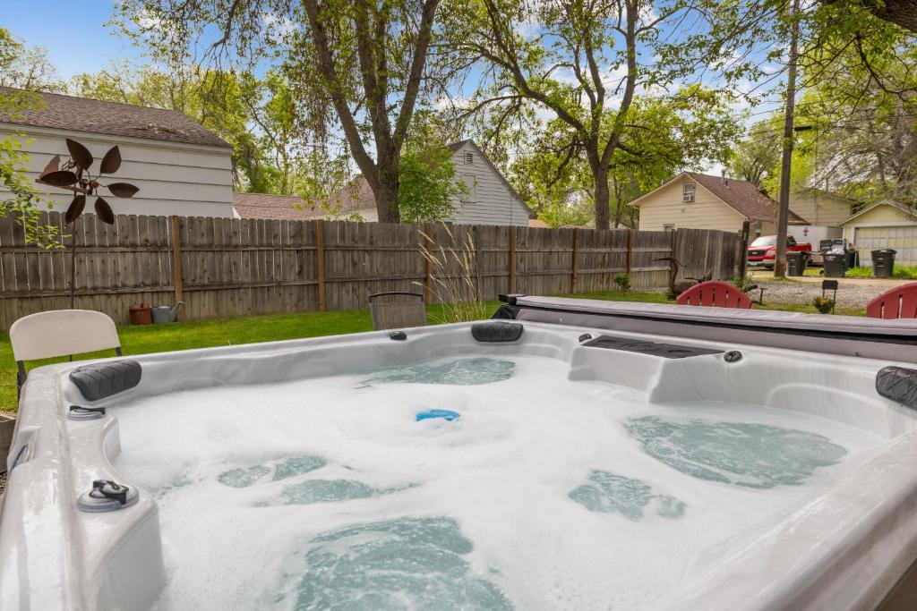 Hot Tub (Jacuzzi) - Photo 3