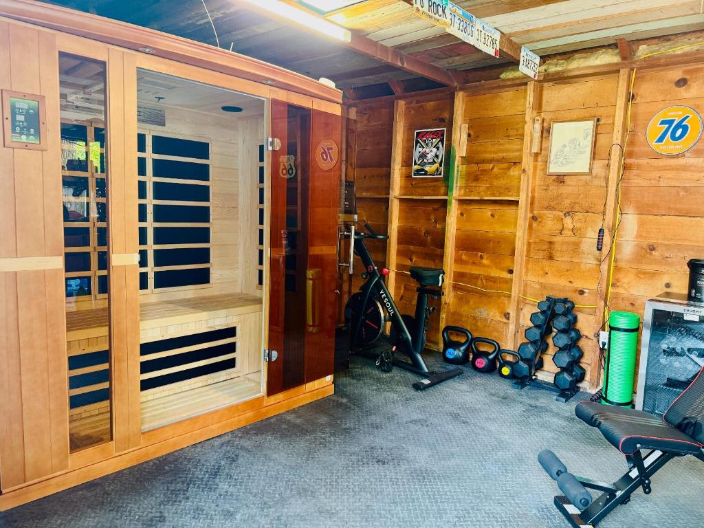 Bo's Old West Den with Off Street Parking - Image 5