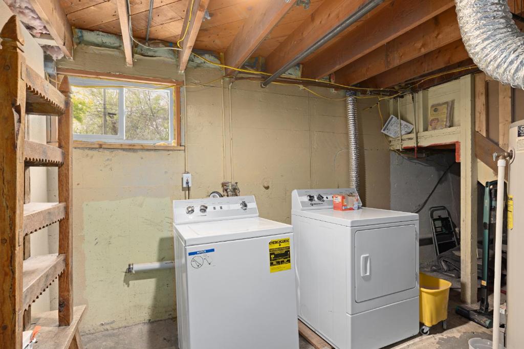 Bo's Old West Den with Off Street Parking - Image 7