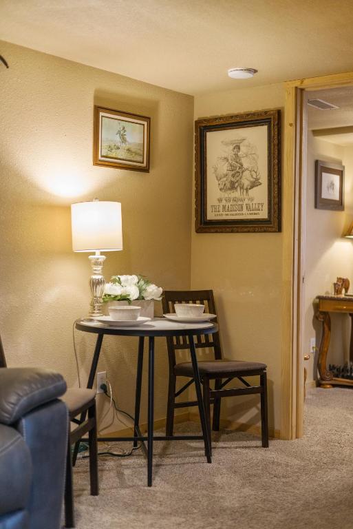 Bo's Old West Den with Off Street Parking - Image 8