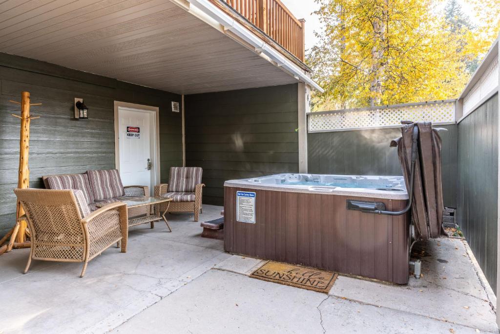 Hot Tub (Jacuzzi) - Photo 3