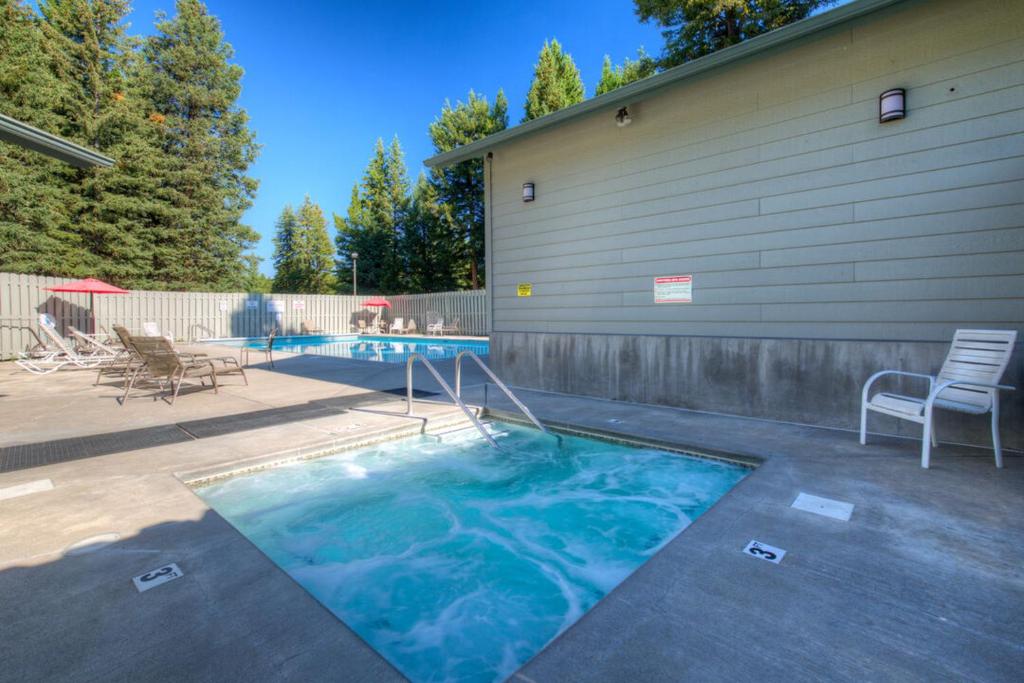 Newly Updated! Hot tub/pool! Mountain View! Pets!