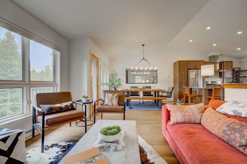 Newly Updated! Hot tub/pool! Mountain View! Pets! - Image 5