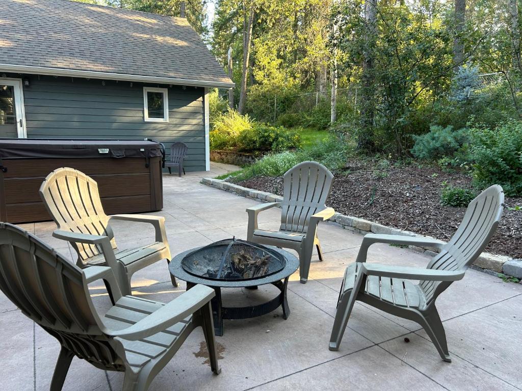 Whitefish Home, Sleeps 7, Hot Tub, AC