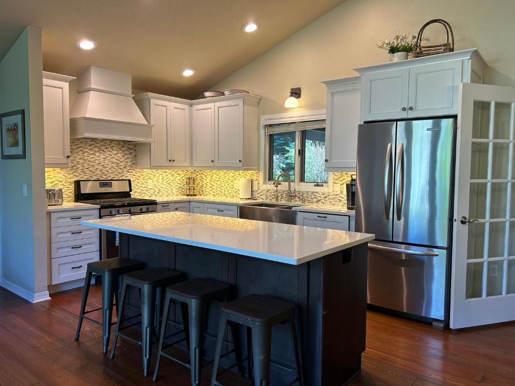 Whitefish Home, Sleeps 7, Hot Tub, AC