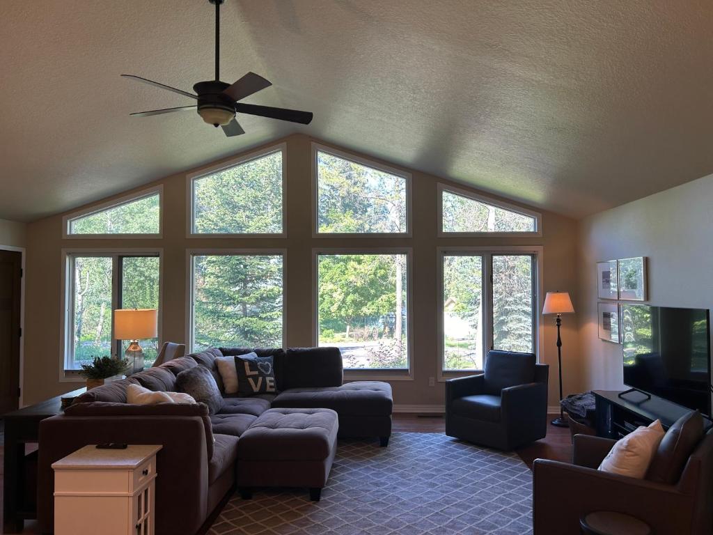 Whitefish Home, Sleeps 7, Hot Tub, AC - Image 5