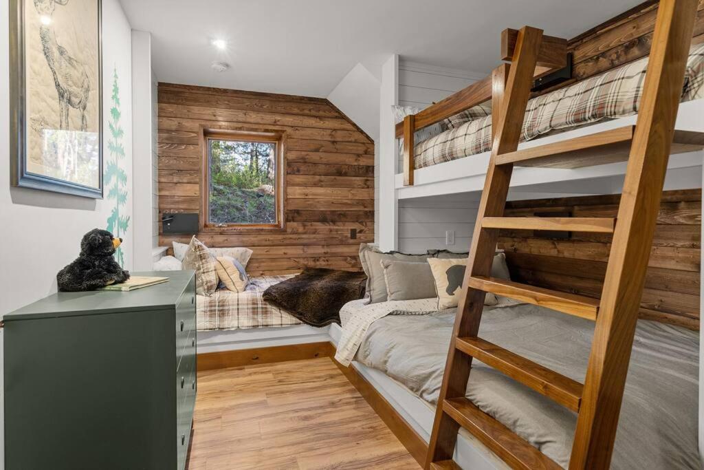 Modern Mountain Lake House - Image 6