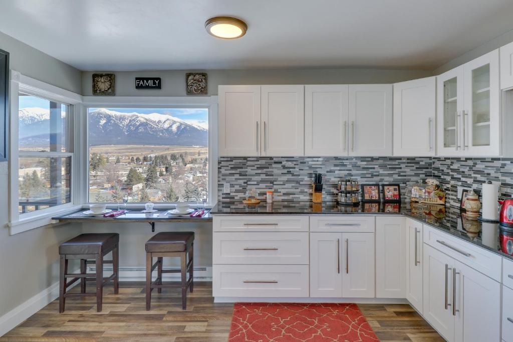 Eureka Getaway with Hot Tub and Mountain Views! - Image 4