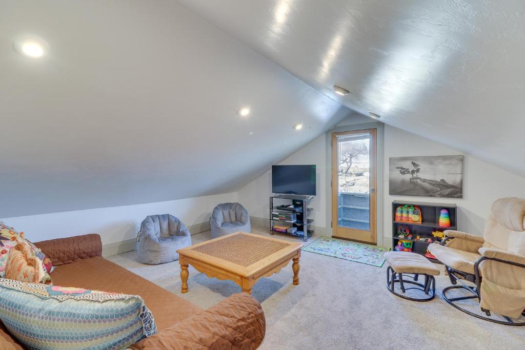 Eureka Getaway with Hot Tub and Mountain Views! - Image 5