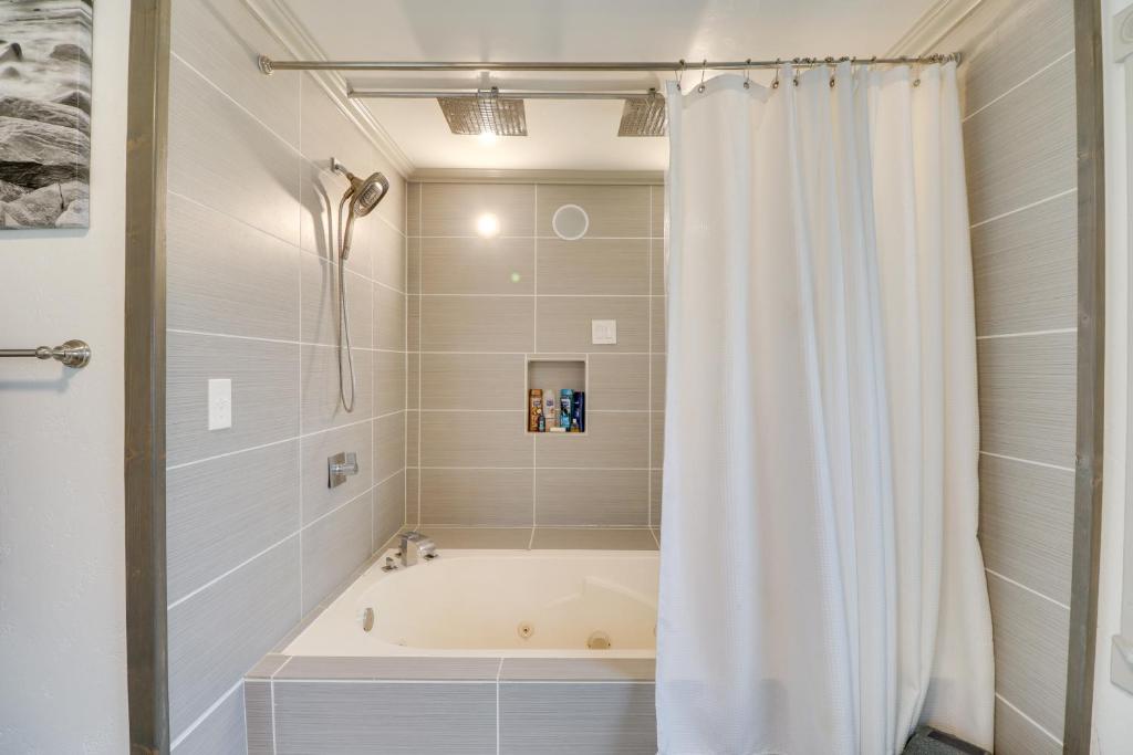 Eureka Getaway with Hot Tub and Mountain Views!