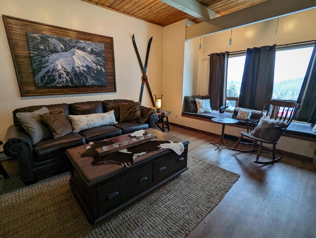 Lone Mountain Retreat - Image 7