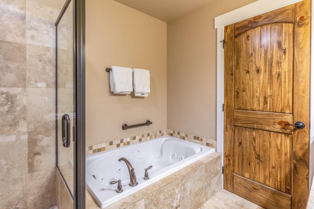 Hot Tub (Jacuzzi) - Photo 7