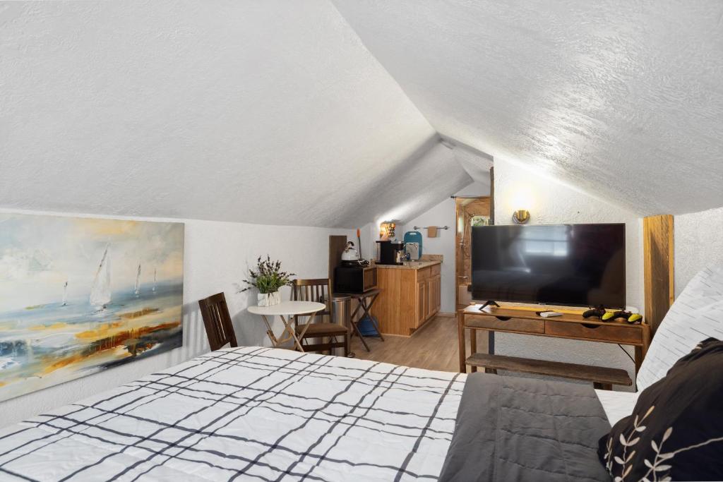 Bo's Rustic Cottage Cozy and Charming with Hot Tub and Fenced Yard - Image 5