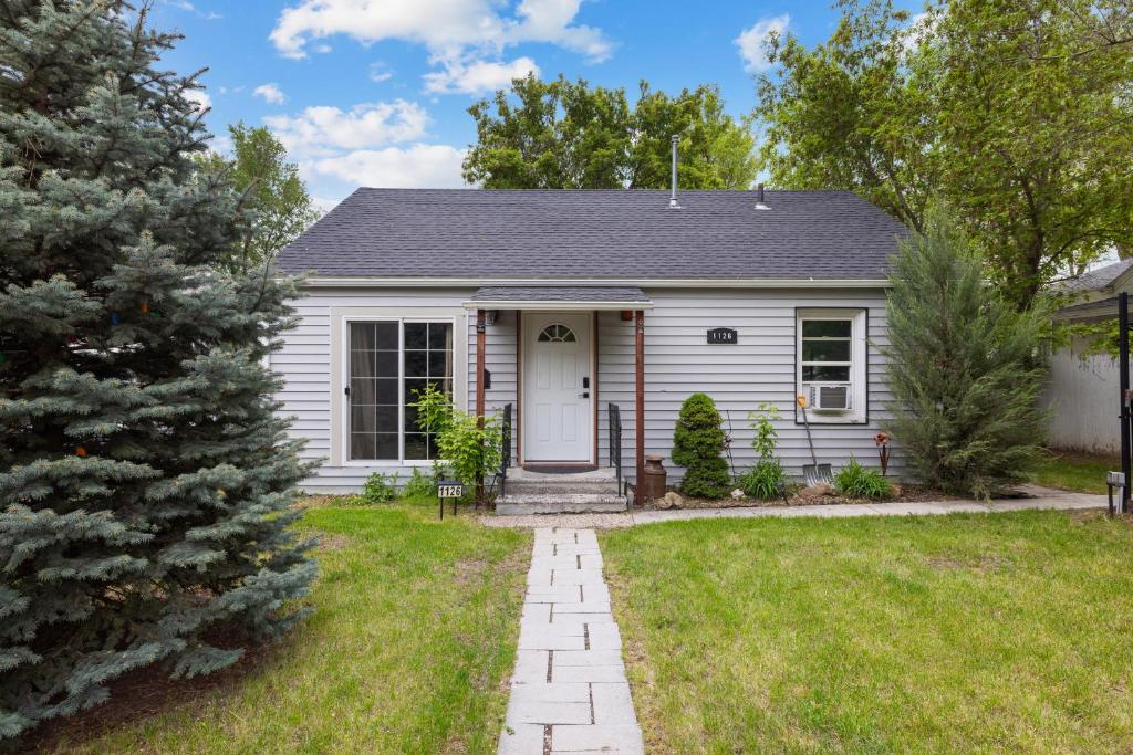 Bo's Rustic Cottage Cozy and Charming with Hot Tub and Fenced Yard - Image 6