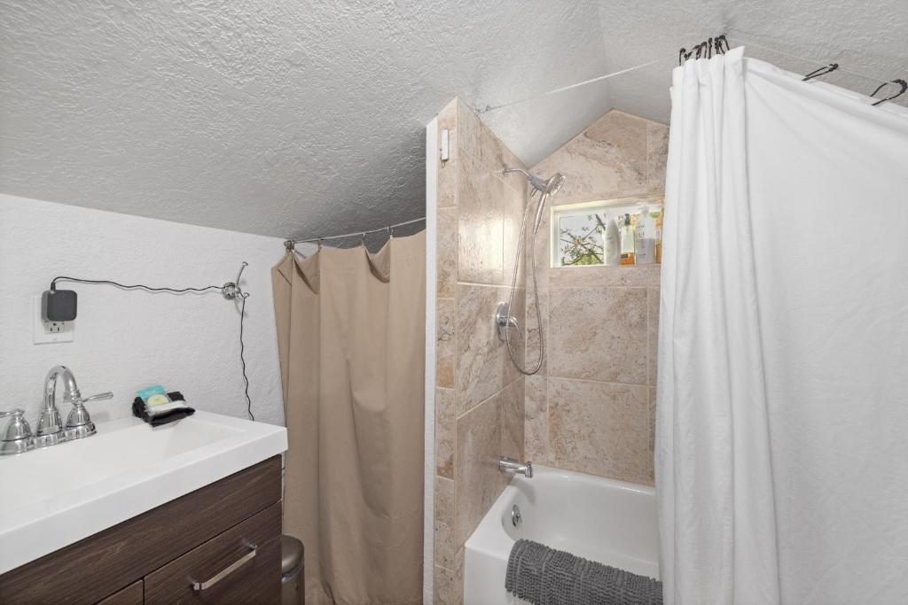 Bo's Rustic Cottage Cozy and Charming with Hot Tub and Fenced Yard