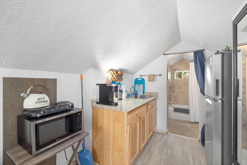 Bo's Rustic Cottage Cozy and Charming with Hot Tub and Fenced Yard - Image 4