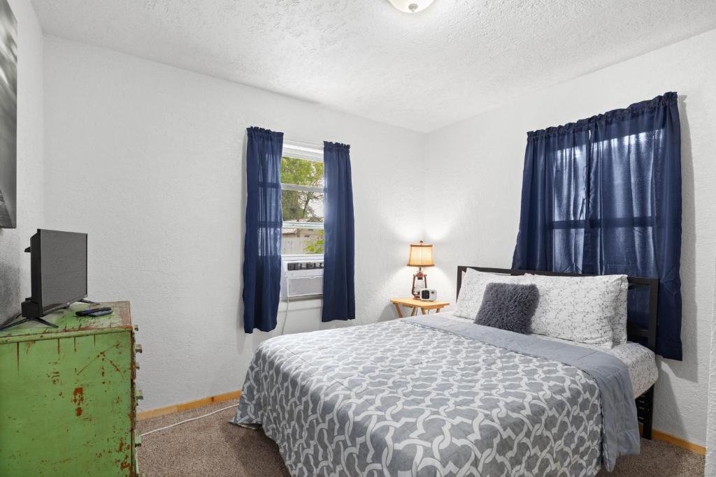 Bo's Rustic Cottage Cozy and Charming with Hot Tub and Fenced Yard - Image 7