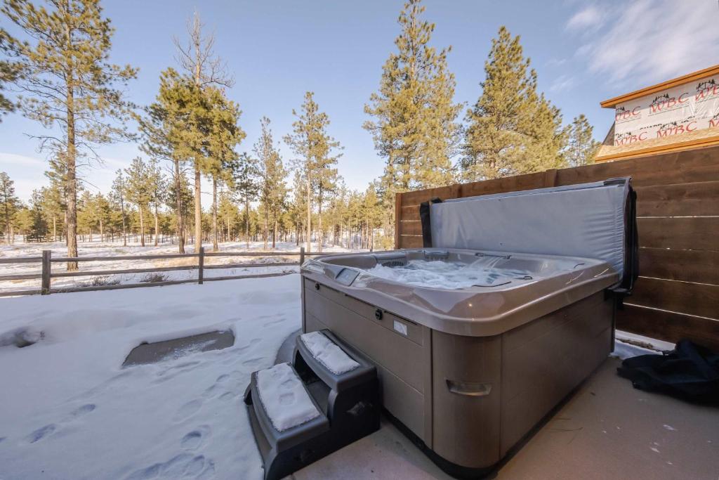 Wilderness Club Nest - Modern Cabin Retreat for 9 with Hot Tub