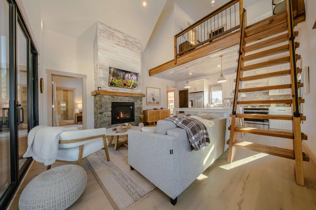 Wilderness Club Nest - Modern Cabin Retreat for 9 with Hot Tub