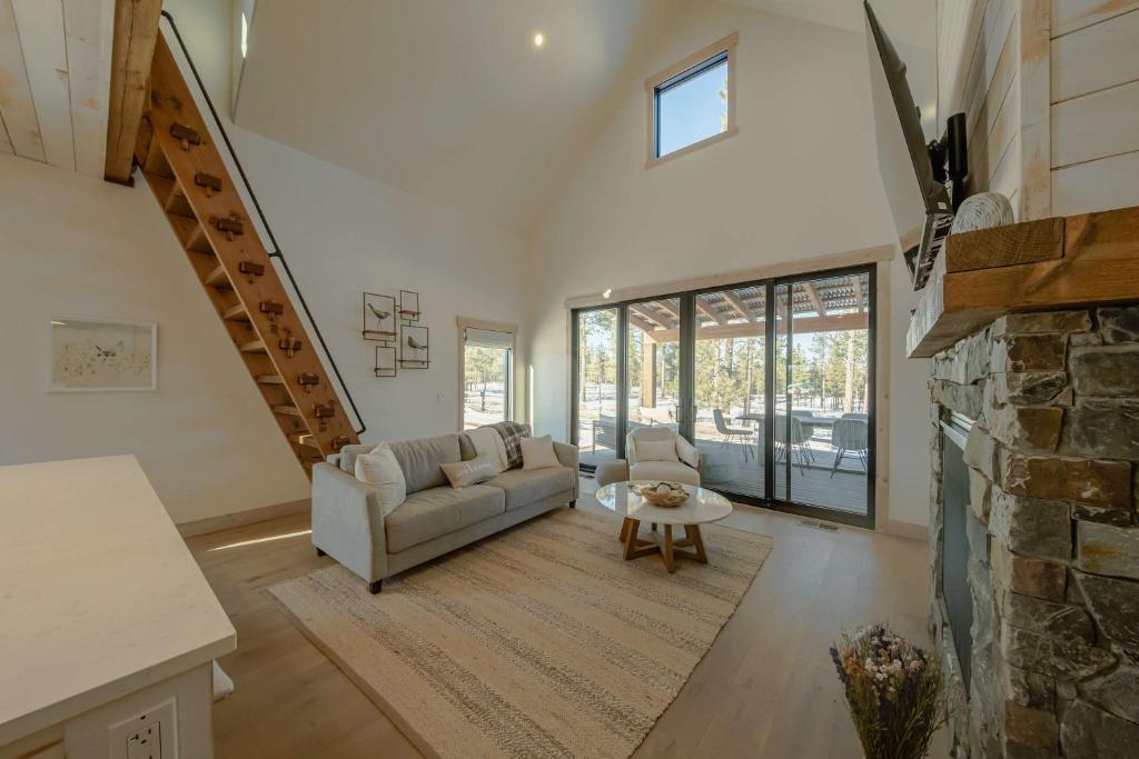 Wilderness Club Nest - Modern Cabin Retreat for 9 with Hot Tub - Image 7