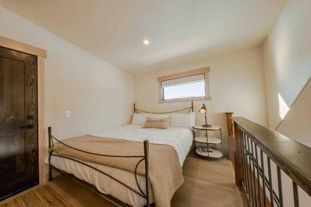 Wilderness Club Nest - Modern Cabin Retreat for 9 with Hot Tub - Image 4