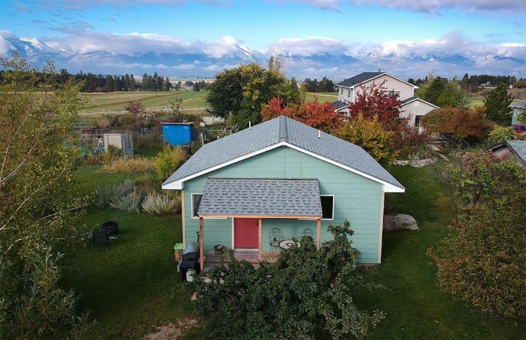 Peaceful Vacation Getaway, Private Yard, Hot Tub, 360 Views, Cozy Cottage in the heart of the Bitterroot Valley, Sage Cottage 406