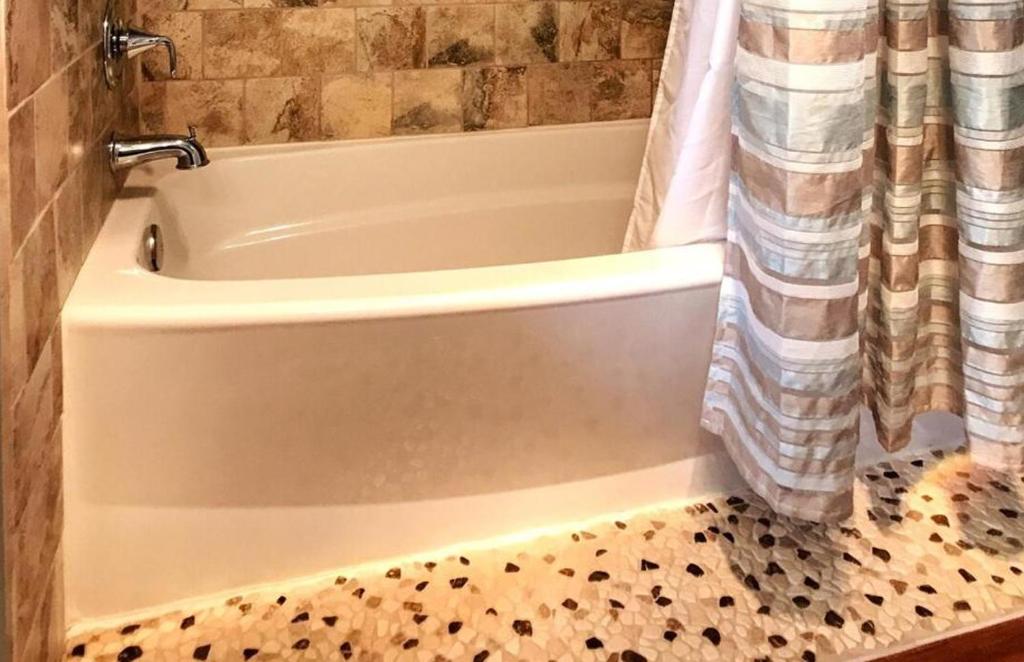 Peaceful Vacation Getaway, Private Yard, Hot Tub, 360 Views, Cozy Cottage in the heart of the Bitterroot Valley, Sage Cottage 406