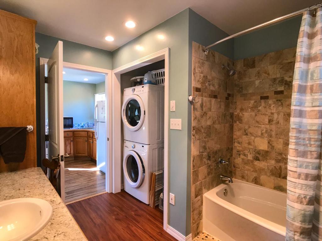 Peaceful Vacation Getaway, Private Yard, Hot Tub, 360 Views, Cozy Cottage in the heart of the Bitterroot Valley, Sage Cottage 406 - Image 8