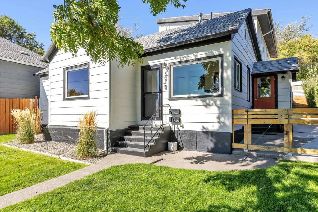 Hot Tub 4 Baths Montana Themed Bike To Downtown - Image 4