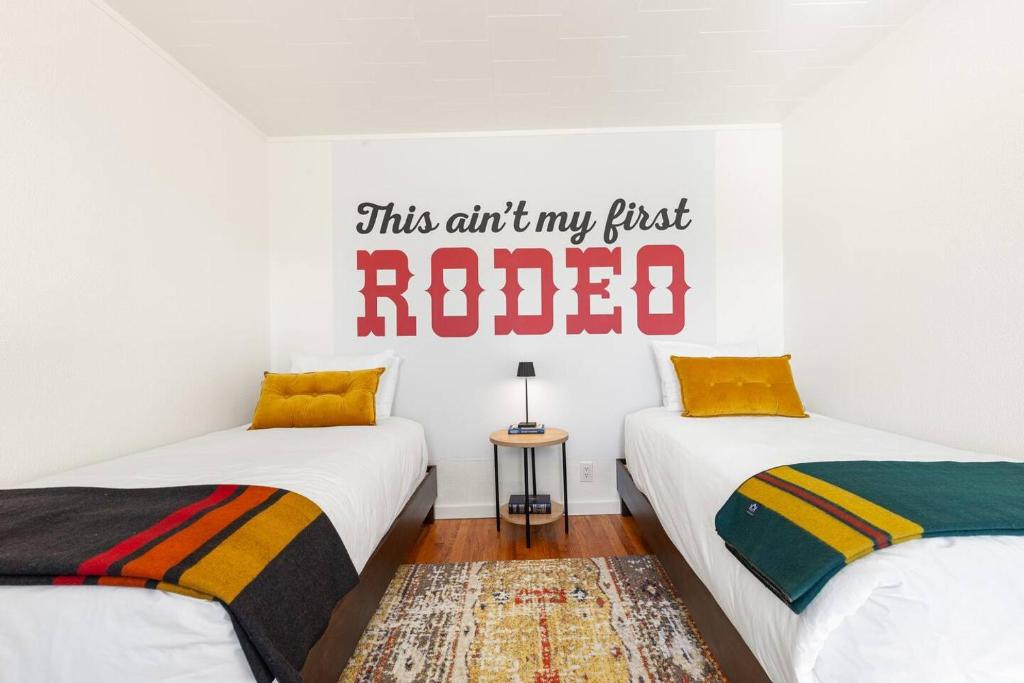 Hot Tub 4 Baths Montana Themed Bike To Downtown - Image 6