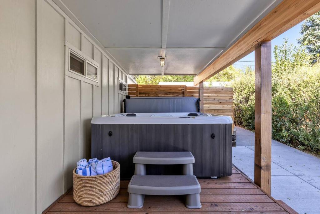 Hot Tub (Jacuzzi) - Photo 3