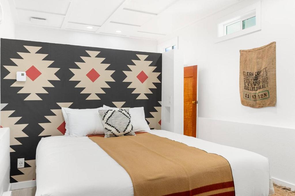 Hot Tub 4 Baths Montana Themed Bike To Downtown - Image 5