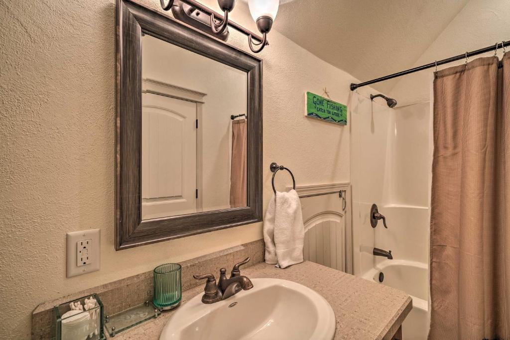 Updated Townhome with Hot Tub - Walk to Downtown!