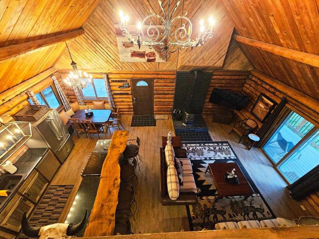 cabin in the woods with Hottub - Image 5