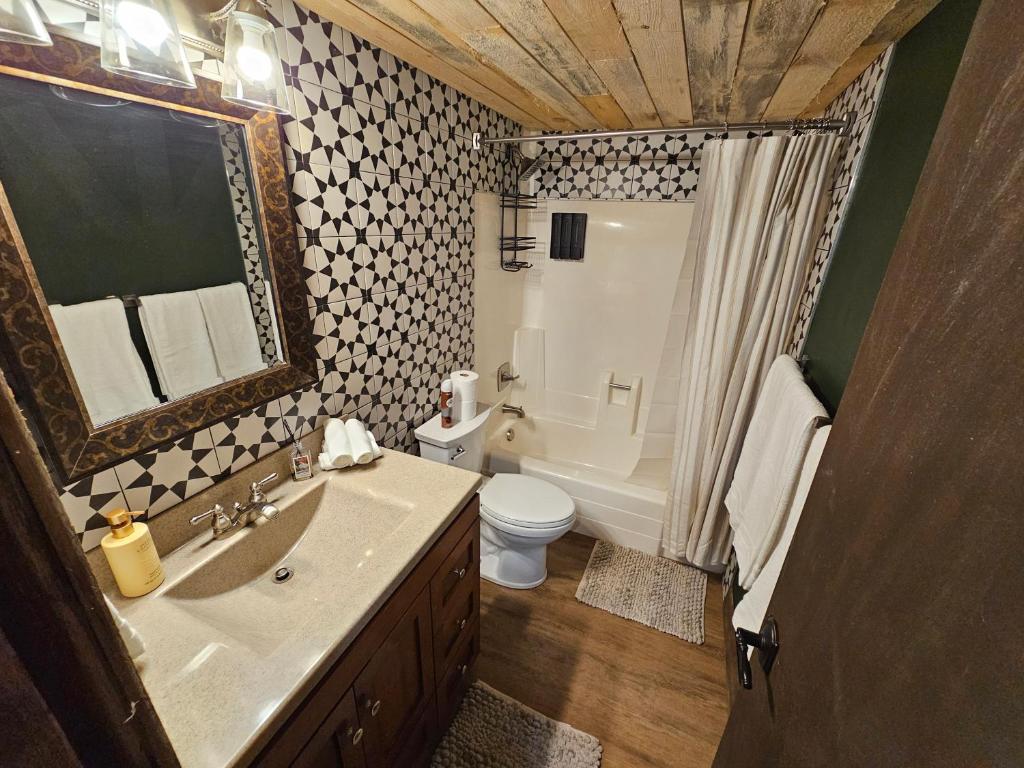 cabin in the woods with Hottub - Image 8