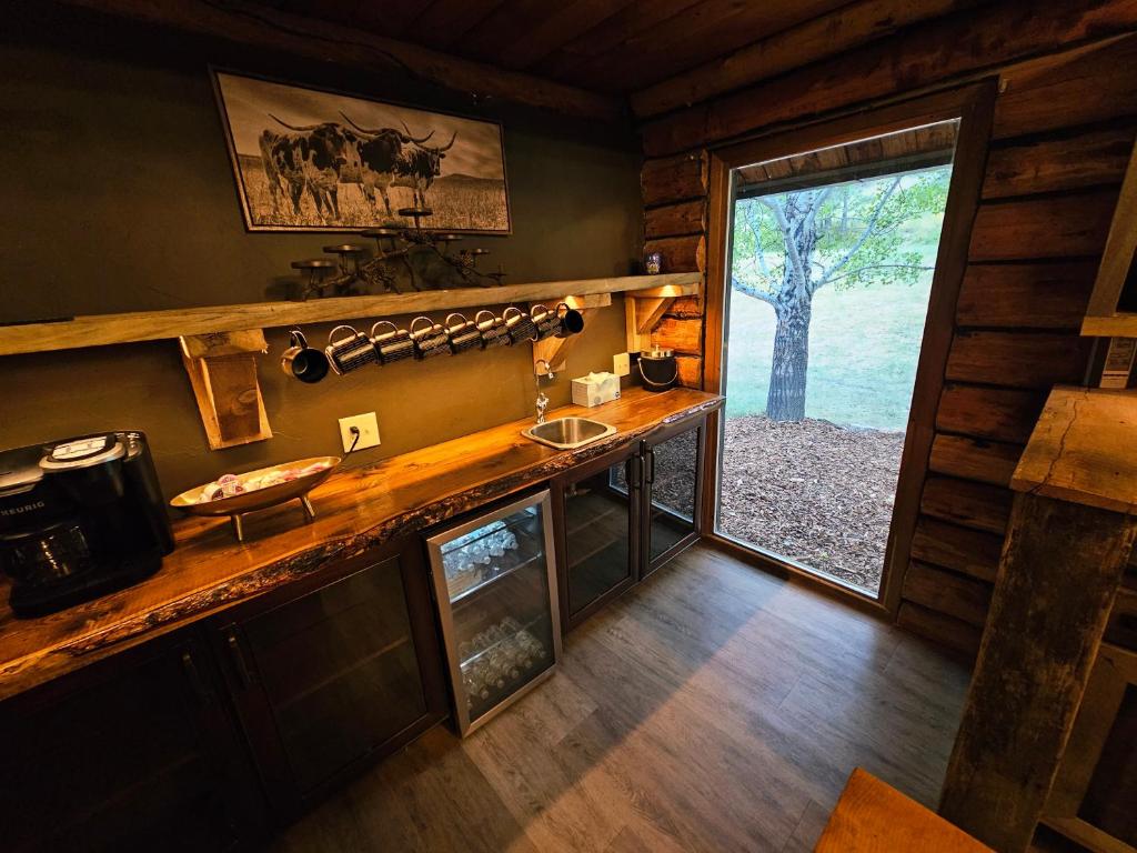 cabin in the woods with Hottub - Image 4