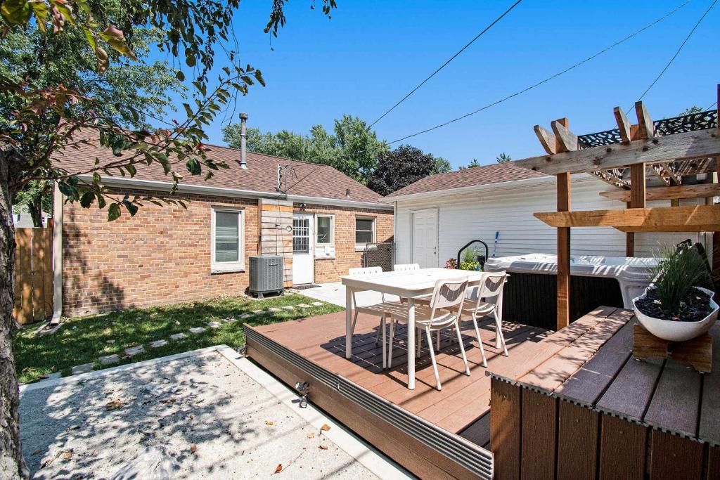 Hot Tub (Jacuzzi) - Photo 2