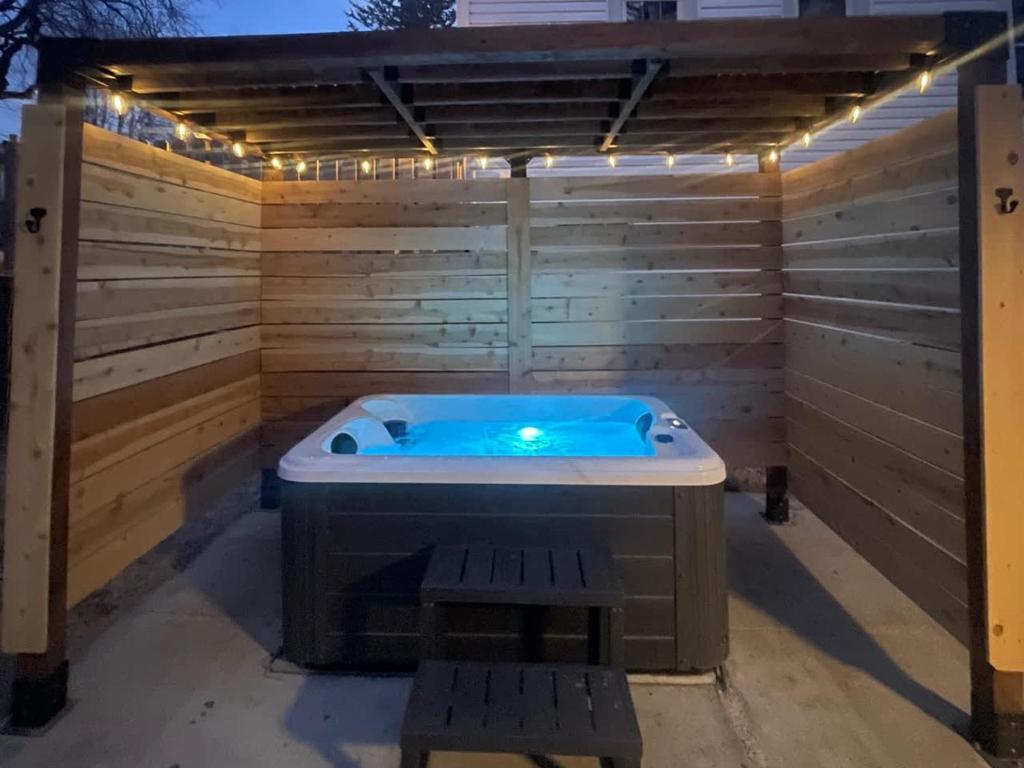 Modern Lux King Suite, cozy Hot tub & Central Omaha!