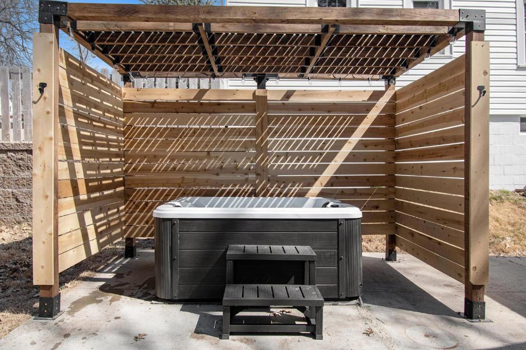 Hot Tub (Jacuzzi) - Photo 8