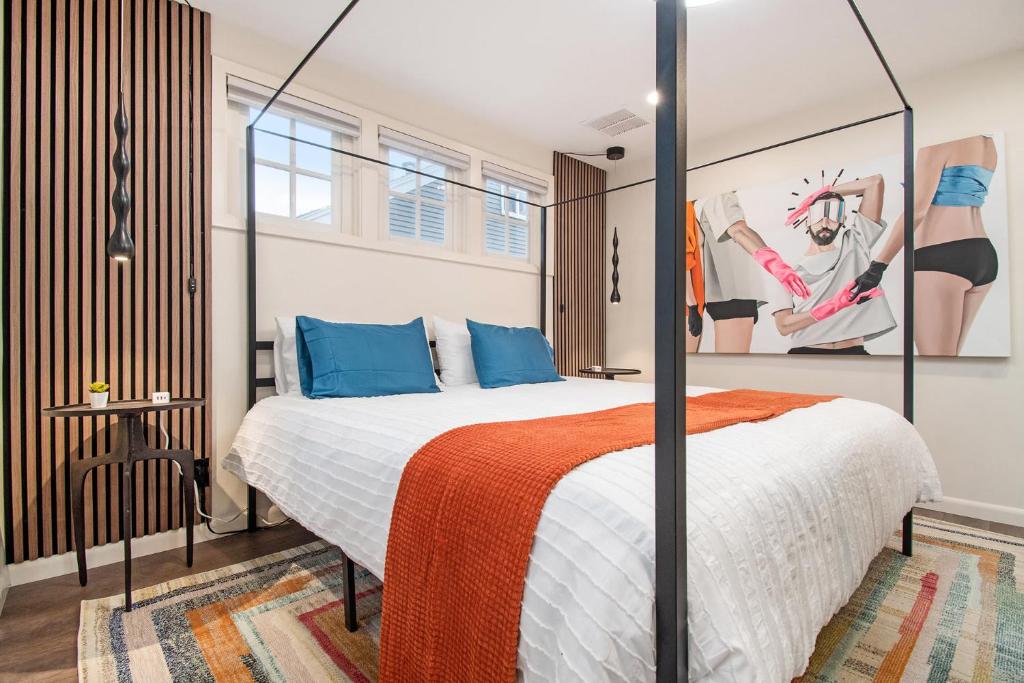 Modern Lux King Suite, cozy Hot tub & Central Omaha! - Image 4