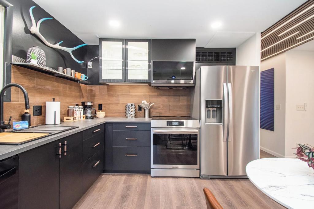 Modern Lux King Suite, cozy Hot tub & Central Omaha! - Image 5