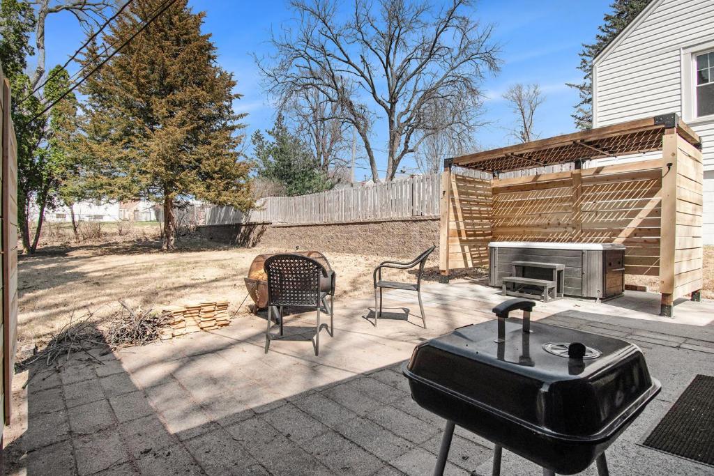 Hot Tub (Jacuzzi) - Photo 2