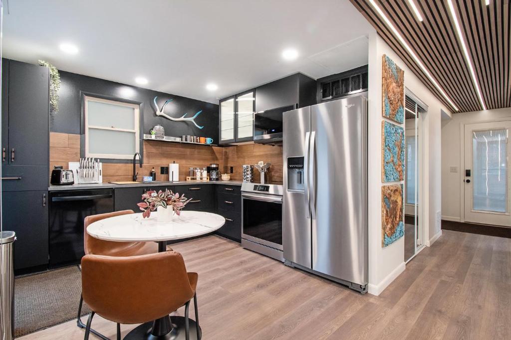 Modern Lux King Suite, cozy Hot tub & Central Omaha! - Image 6