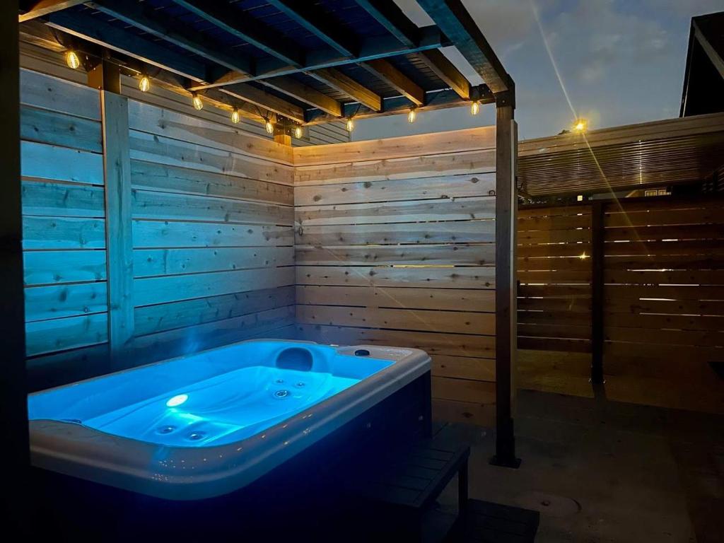 Hot Tub (Jacuzzi) - Photo 4