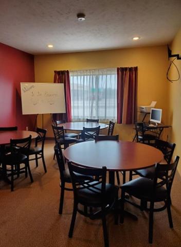 The Edgewood Hotel and Suites - Image 7