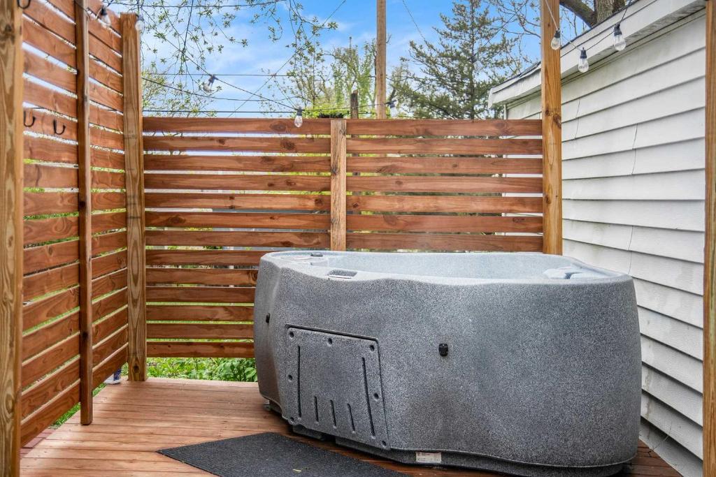 Hot Tub (Jacuzzi) - Photo 4