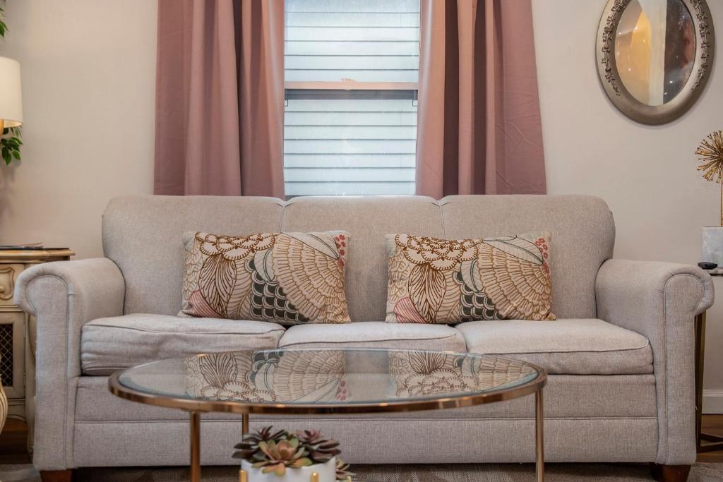 Sweet Rose Cottage A Romantic Getaway - Image 8